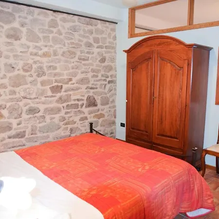 Apartment Charming In Caprese Michelangelo, Shared Pool.